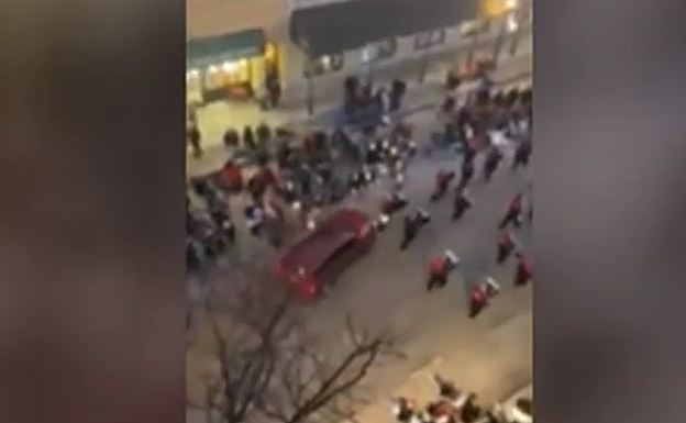 Al menos 5 muertos y 40 heridos al lanzarse un vehículo contra un desfile navideño en Wisconsin