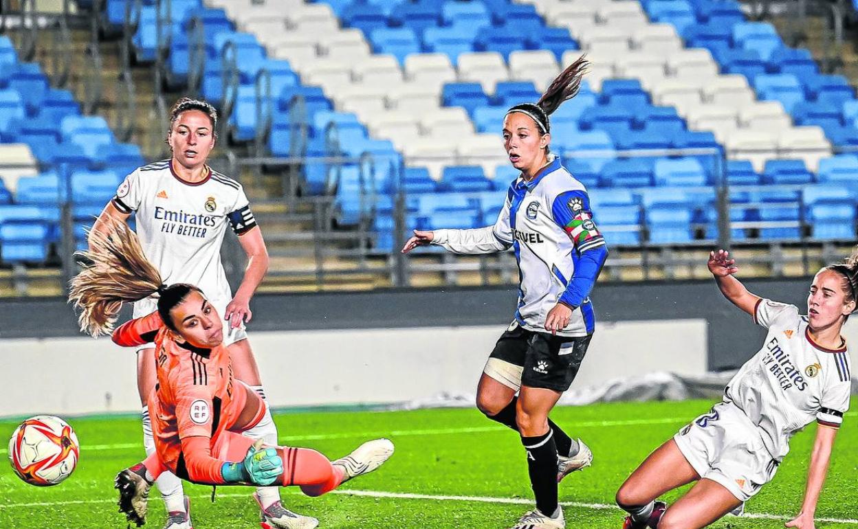 Alba Aznar aprovecha el error de la zaga madridista para disparar y superar a Maria Isabel. La '10' puso el 0-1 en el marcador. 