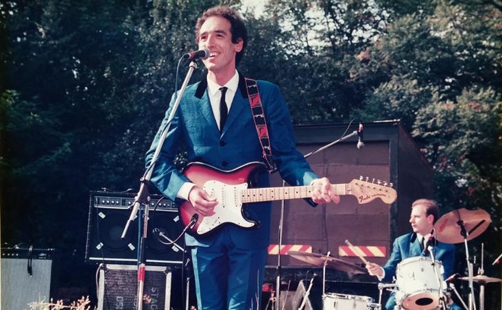 Jose López Iturriaga, el padre de Livia, durante una actuación con su grupo de música. 