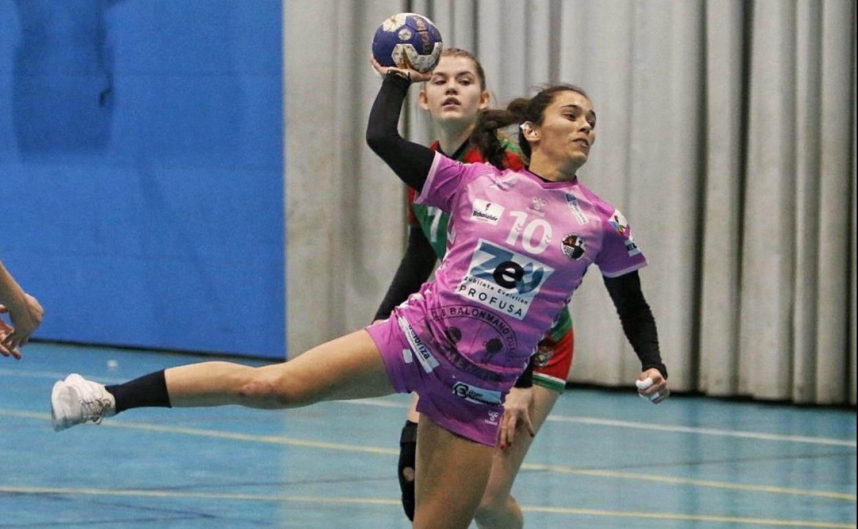 Alba Sánchez ejecuta un disparo en el último partido del año del ZEV Zuazo 