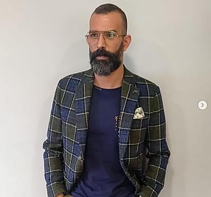 El presentador Javi Sierra con un estilismo de la tienda Cardenal de Bilbao.