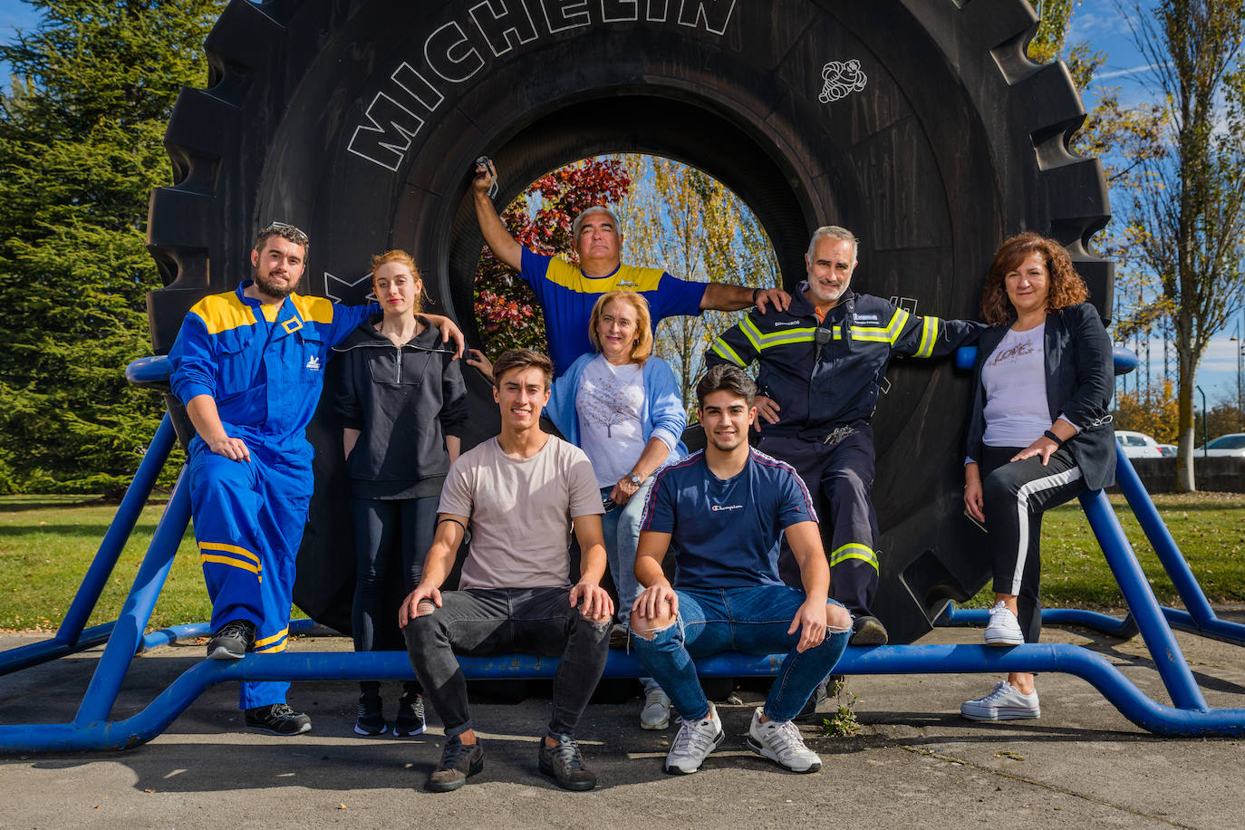 Jesús Mari Zatón posa dentro de una de las ruedas gigantes que hay en las instalaciones de Michelin; de pie los hermanos Daniel y Estíbaliz Zatón con su madre Mari Jose y Alberto Zatón con su mujer María Yolanda; y sentados los hermanos Jon y Mario.