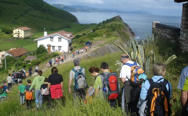 Senderistas en Zumaia.