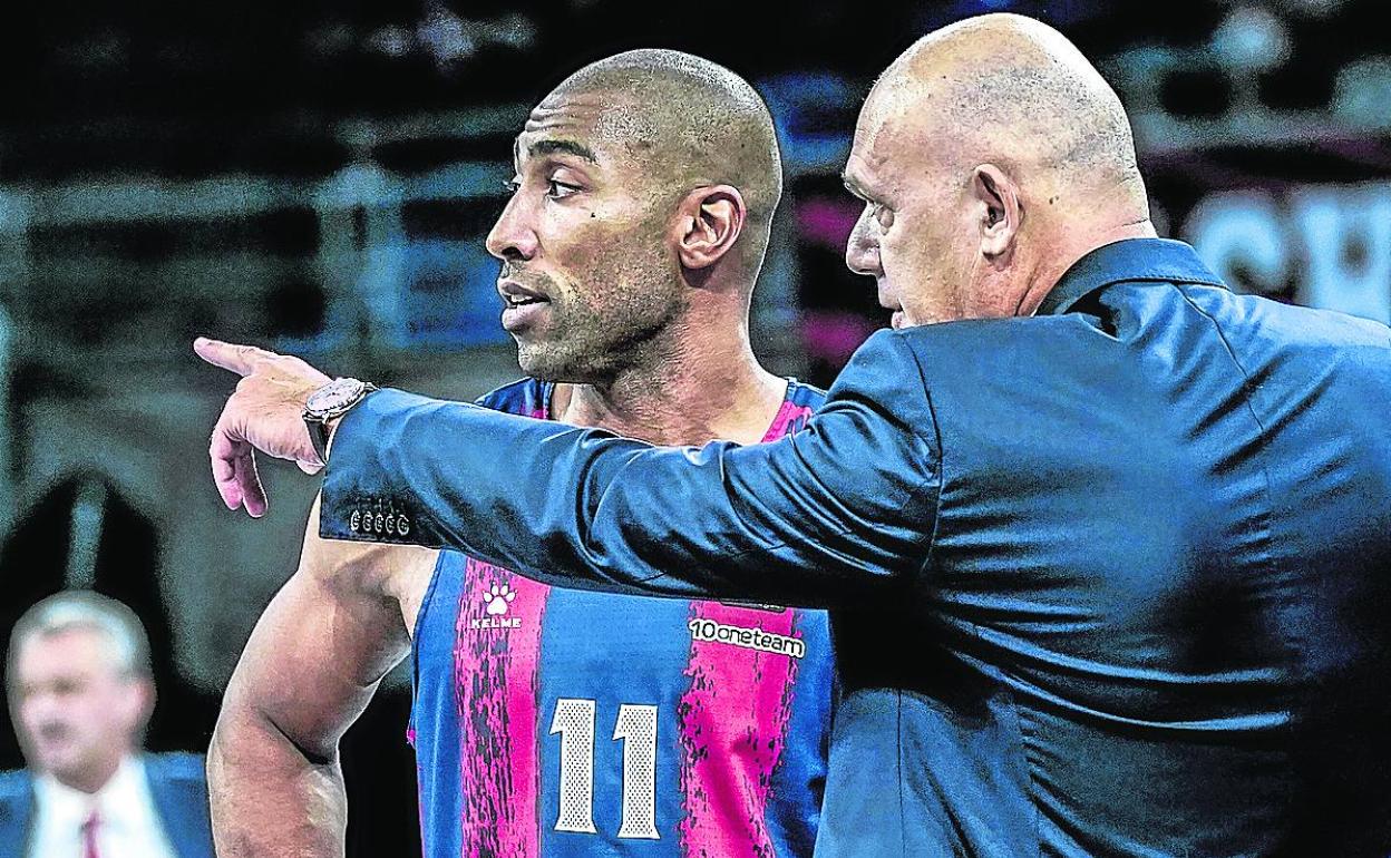 Granger atiende las explicaciones de su nuevo entrenador en la banda del Buesa Arena. 