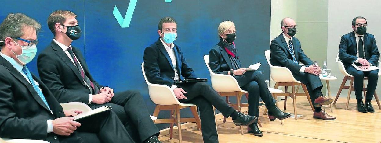 Manu Alvarez, Enrique Conde, Raúl Pérez, Carolina Pérez Toledo, Eduardo Junkera y Pascal Gómez, en el foro de EL CORREO-BBVA. 