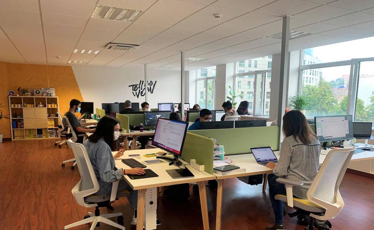 El equipo de Tellmewow durante una jornada de trabajo en su oficina de Bilbao.