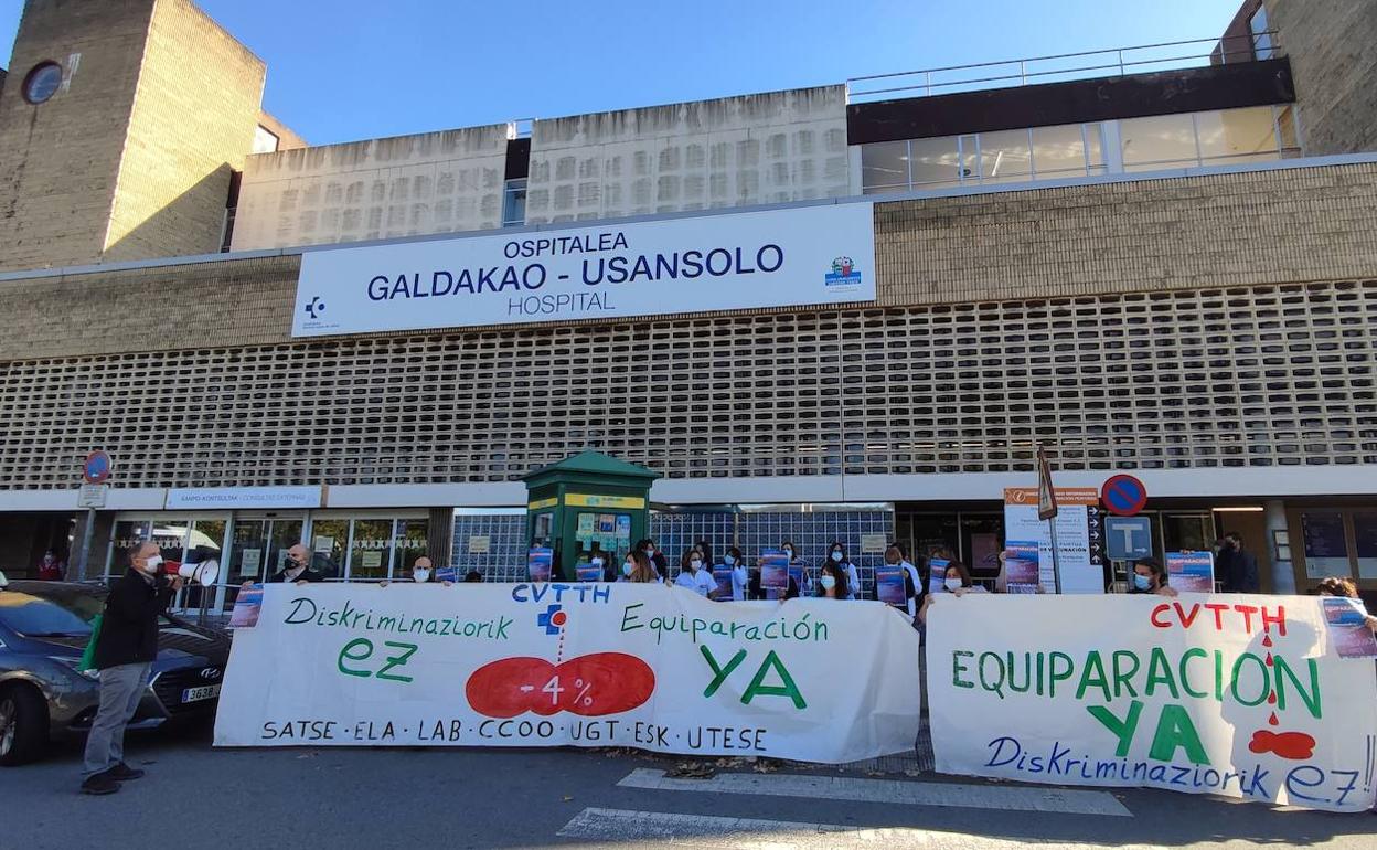 Protesta realizada por los trabajadores del Centro Vasco de Transfusiones en el hospital de Galdakao. 