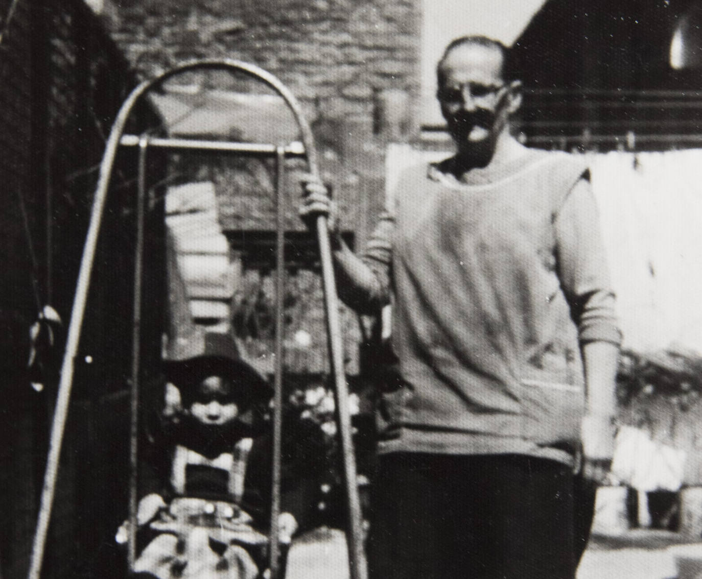La abuela Beatriz juega con su nieta, y tocaya, en el caño que comunicaba casa y tienda.