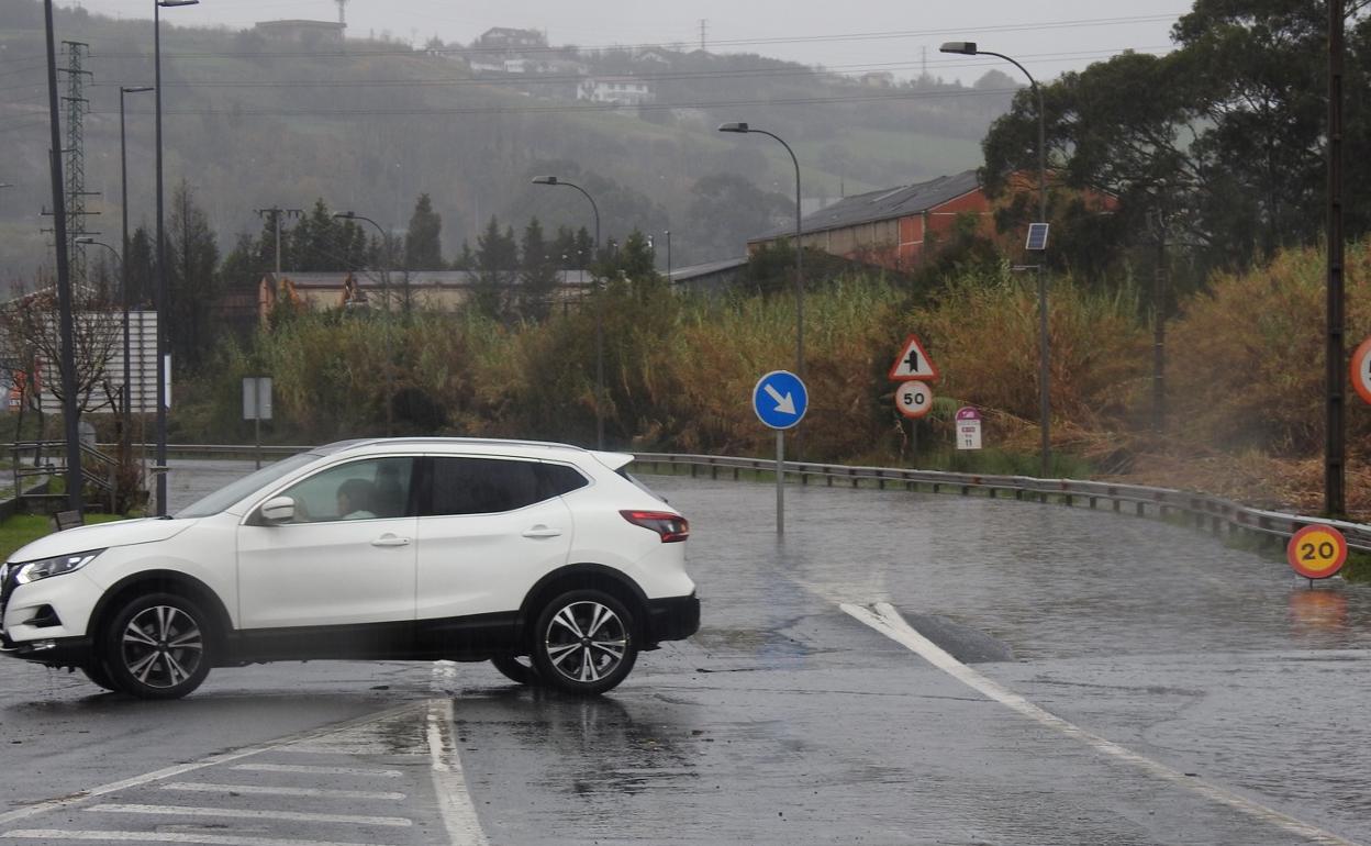 Un coche da la vuelta ante la presencia de la balsa de agua.