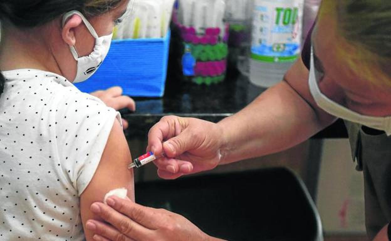 Un niño recibe la primera dosis de la vacuna. 