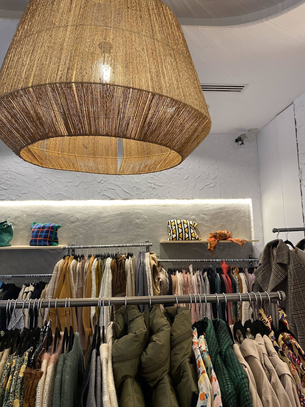Fotos: La tienda de esta argentina llega al centro de Bilbao con muchos cuadros, rayas y jerséis de colores