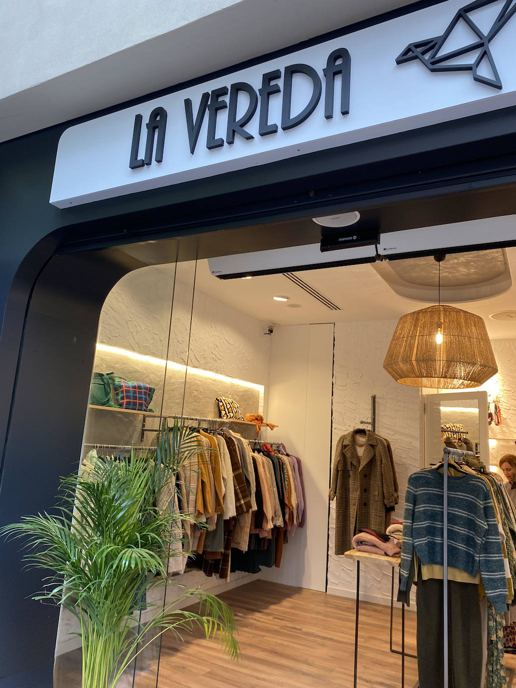 Fotos: La tienda de esta argentina llega al centro de Bilbao con muchos cuadros, rayas y jerséis de colores