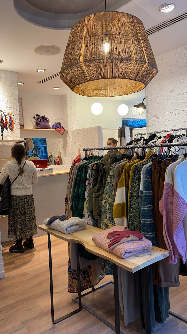 Fotos: La tienda de esta argentina llega al centro de Bilbao con muchos cuadros, rayas y jerséis de colores