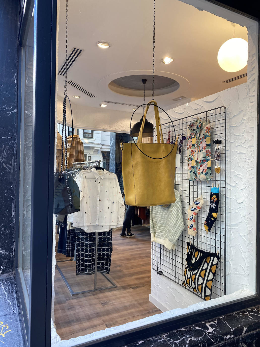 Fotos: La tienda de esta argentina llega al centro de Bilbao con muchos cuadros, rayas y jerséis de colores