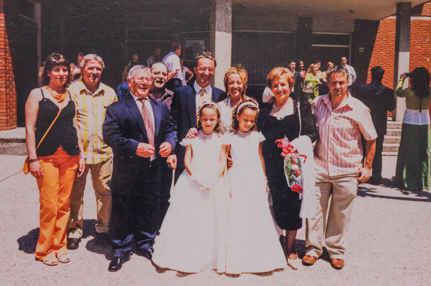 Alba y Jone con sus padres detrás de ellas, Javier y Ana, y parte de la familia.