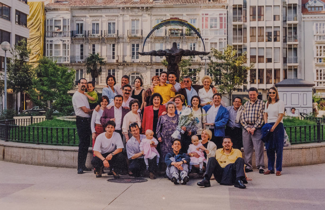 La familia Molina Triviño a finales de los 90 en la plaza Amárica.