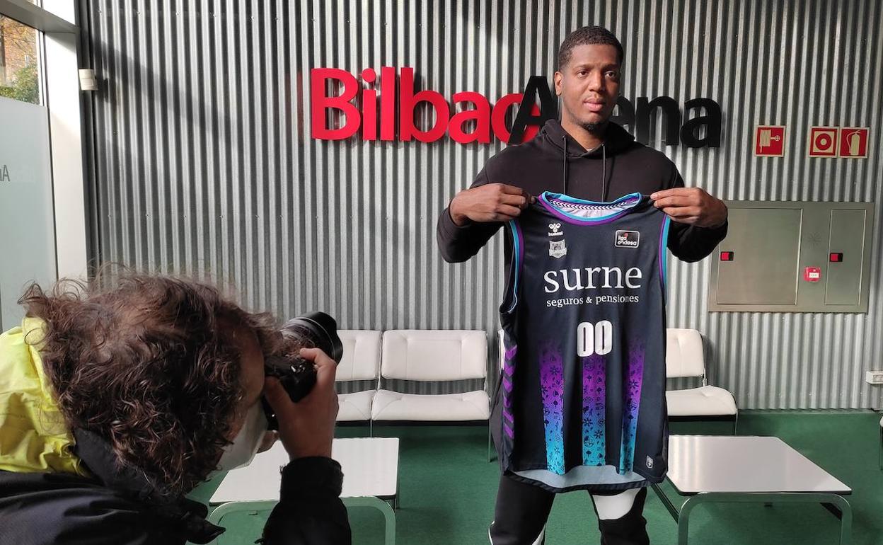 Damien Inglis posa con la camiseta del Bilbao Basket.