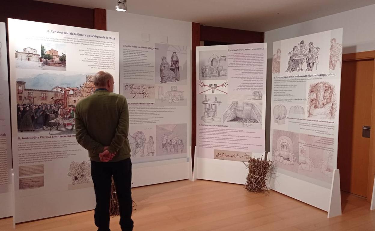 Un espectador observa los paneles de la exposición que se inaugura hoy en Elciego.