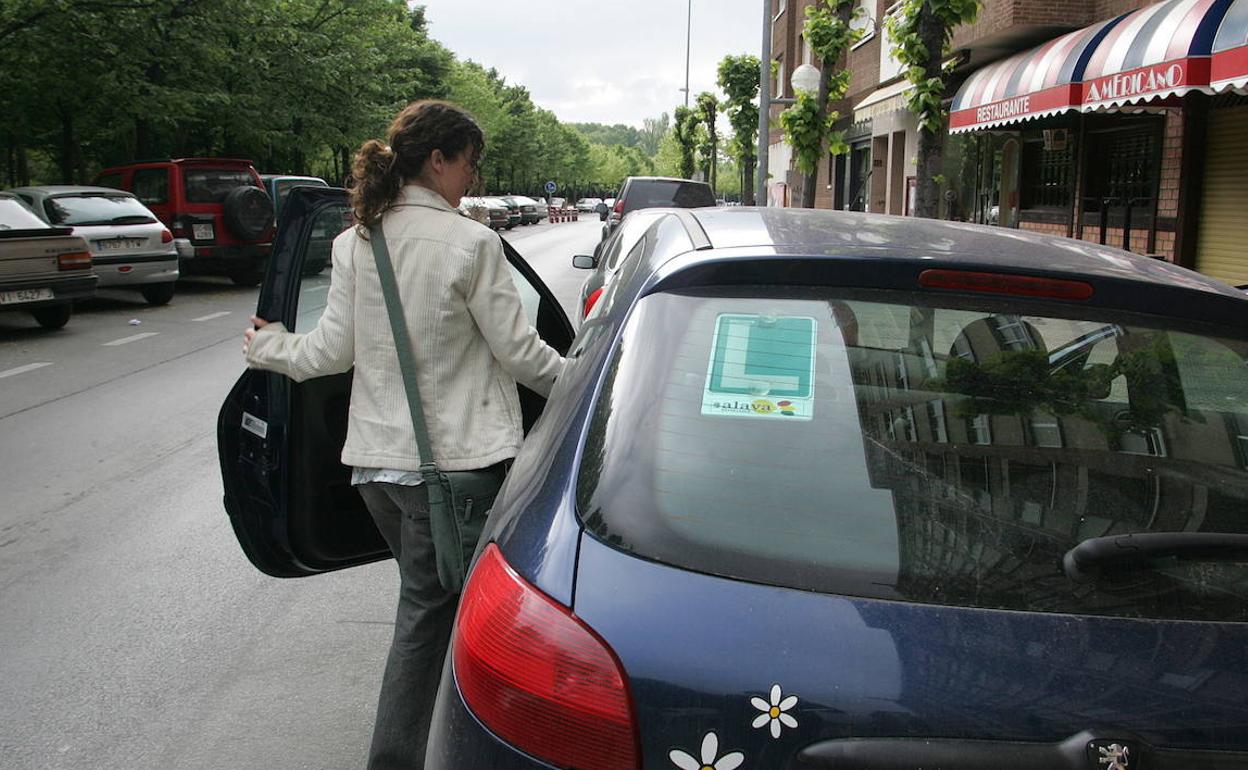 Una joven se dispone a conducir el coche tras sacarse el carné recientemente.