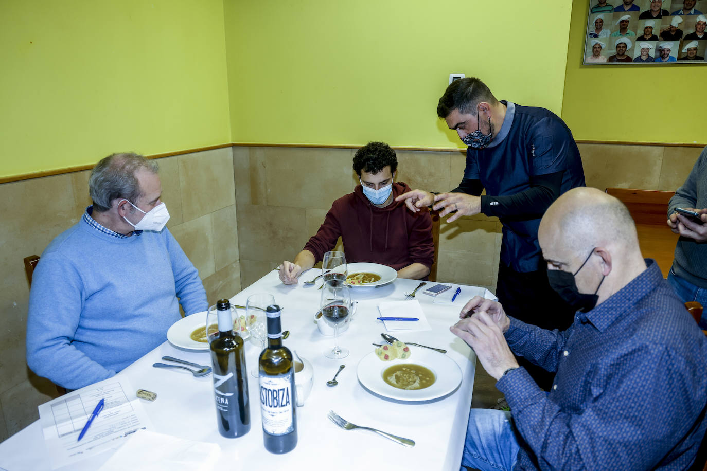 Galería. David Francés explica su versión del cocido tradicional al jurado. 