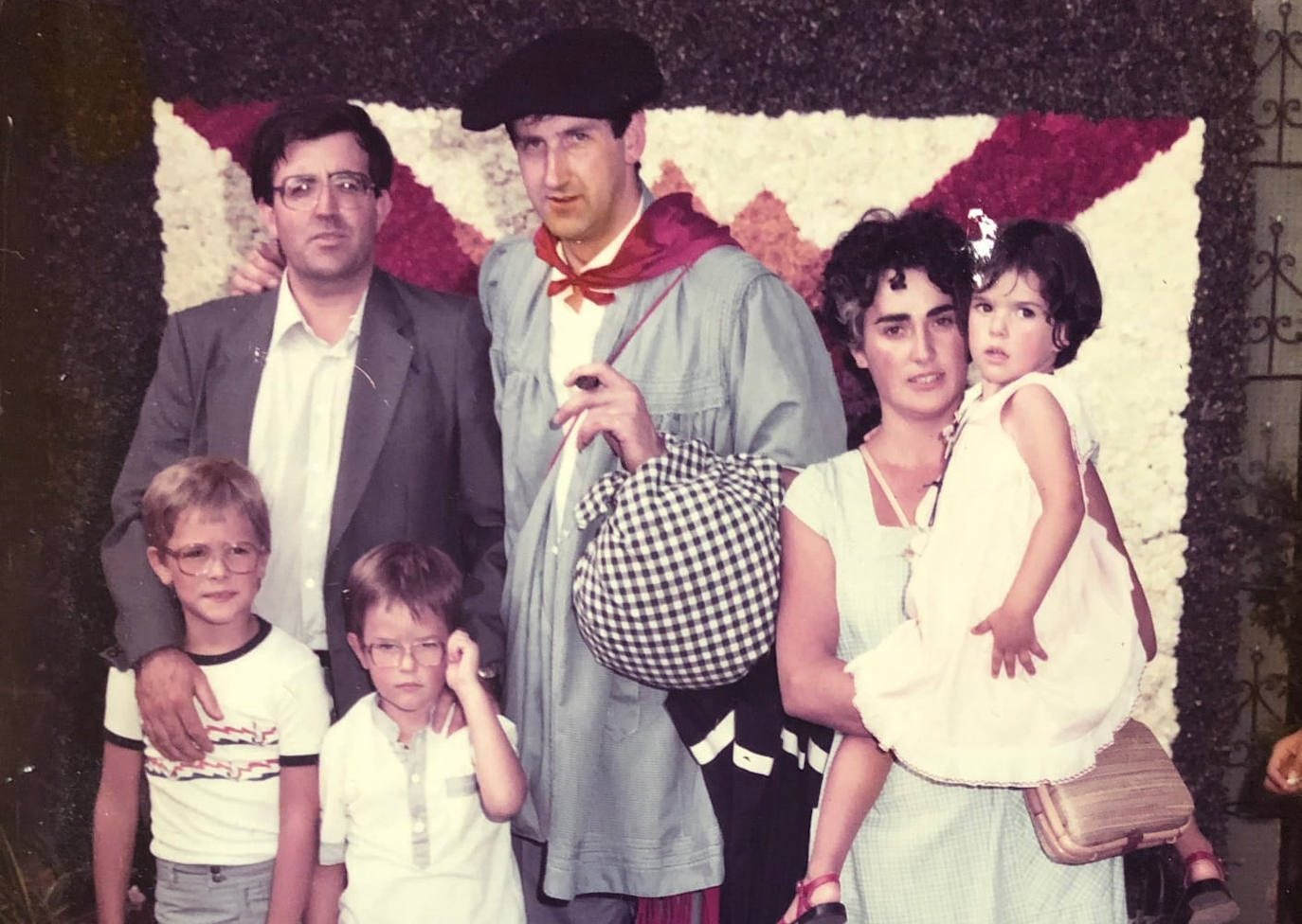 El académico vasco Henrike Knörr y su familia se fotografiaron junto al 'celedón' Iñaki Landa durante unas fiestas.