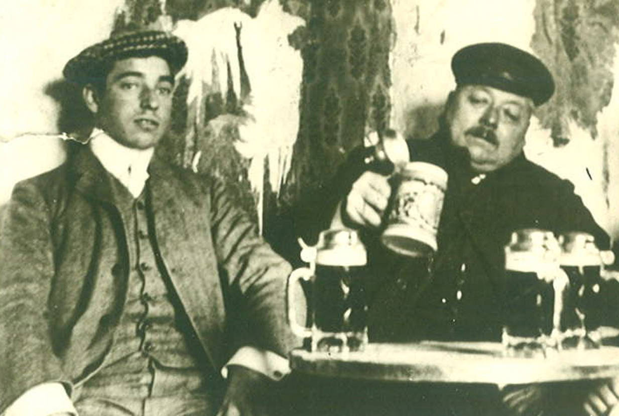 Román Knörr Ortiz de Urbina, antes de tener bigote, y su padre degustan unas cervezas en las típicas jarras alemanas.