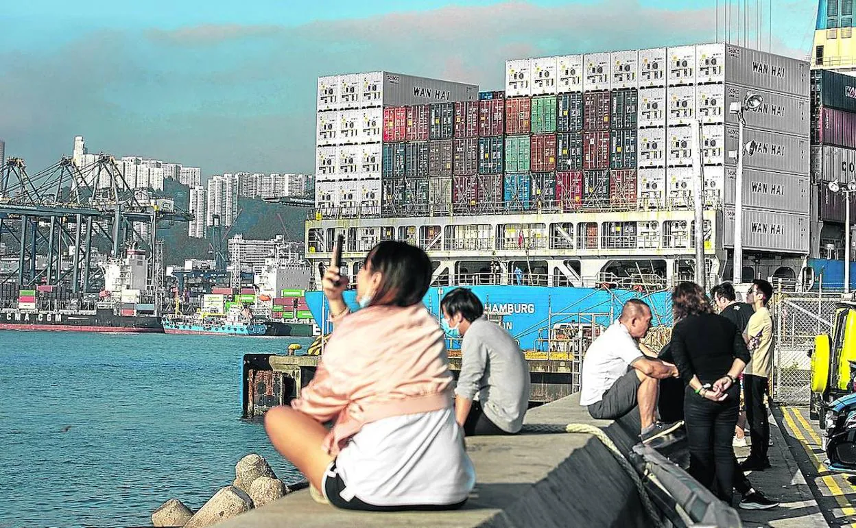 Un buque portacontenedores atracado en un puerto de Hong Kong. 