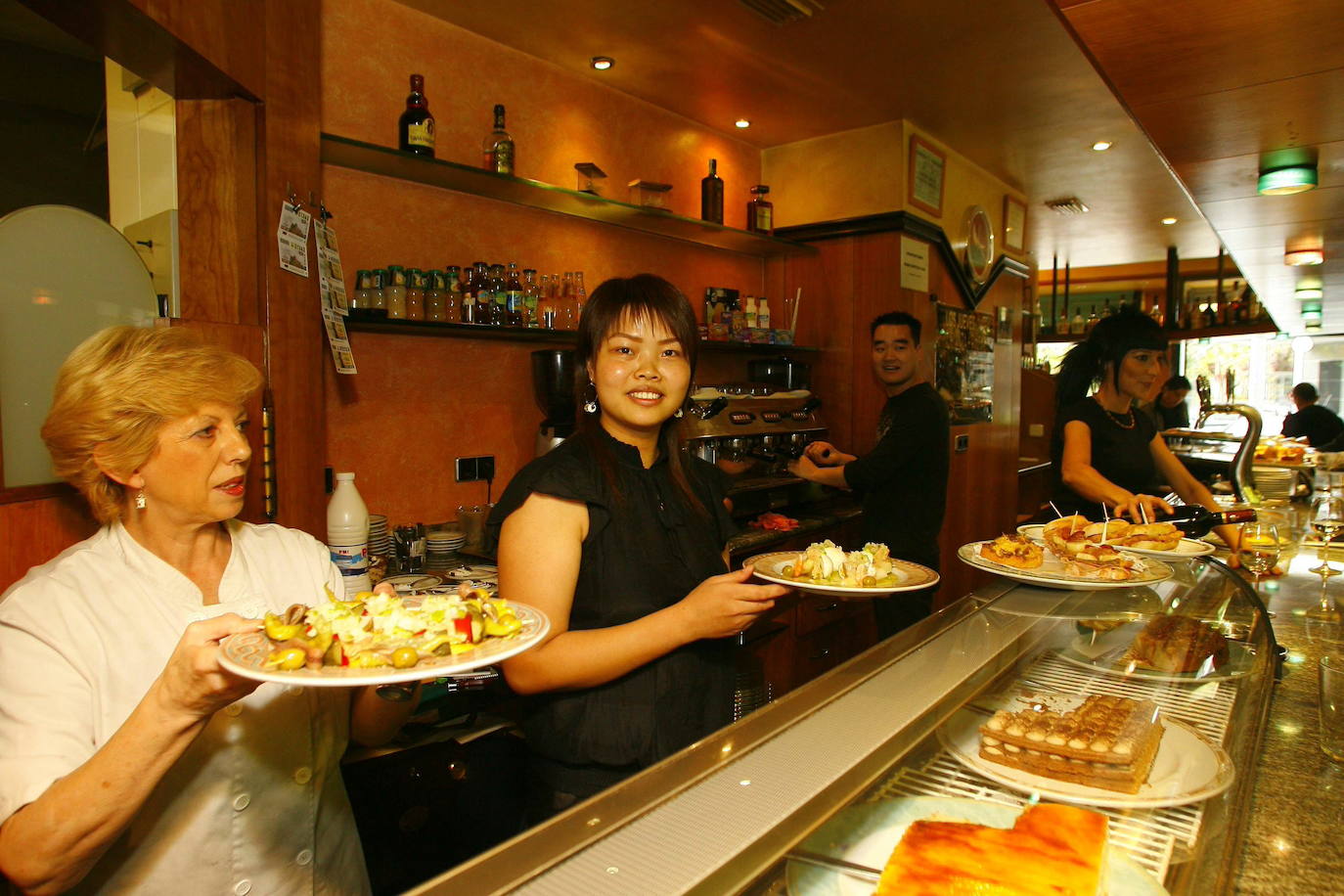 Yongzhen durante sus comienzos hosteleros. En segundo plano aparece su marido, junto a la máquina de café.