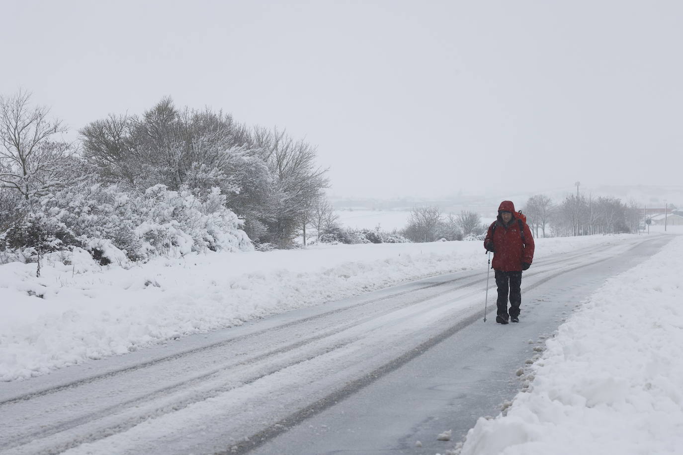 Fotos: La nieve complica el domingo en Vitoria y Álava