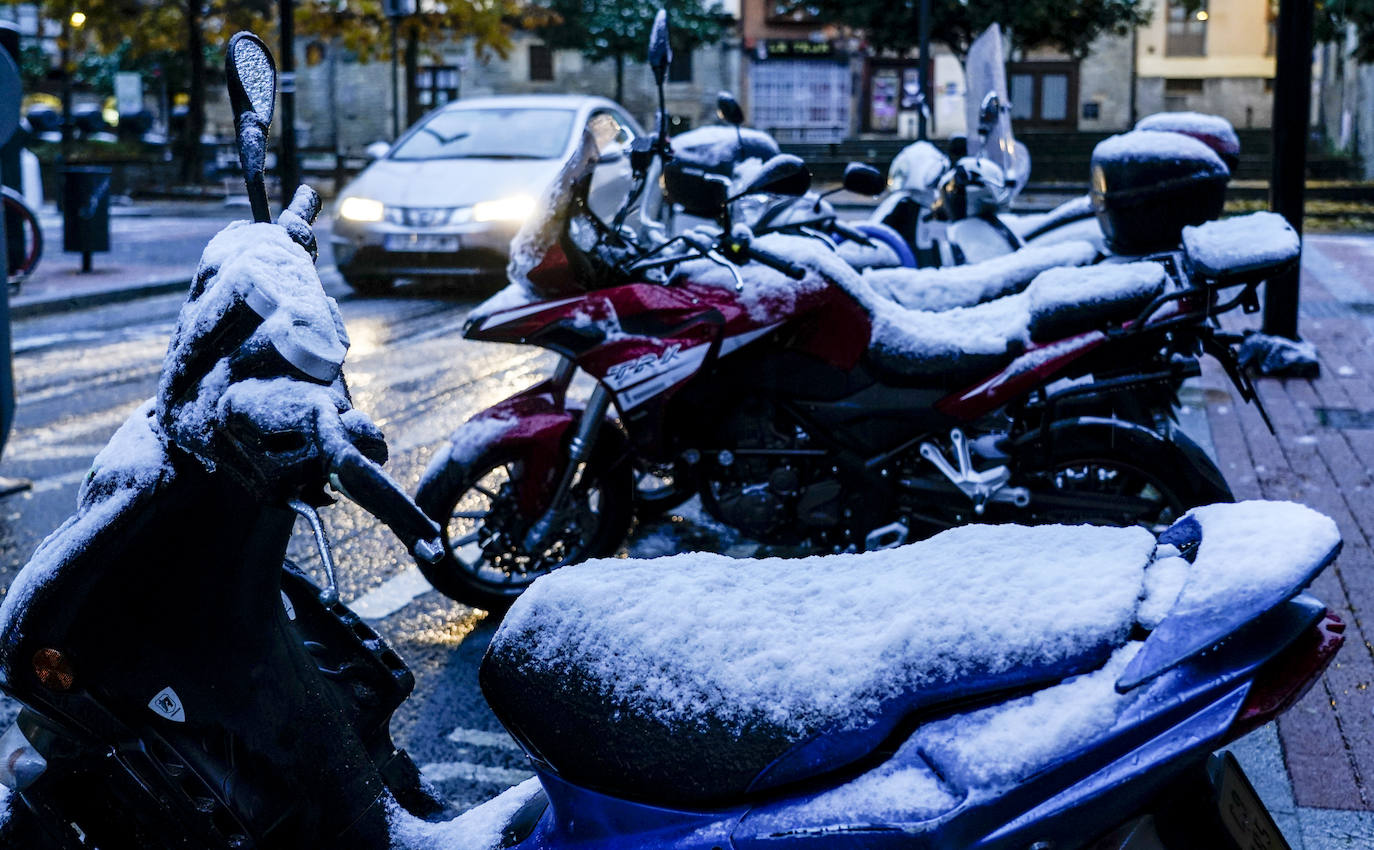 Fotos: La nieve complica el domingo en Vitoria y Álava