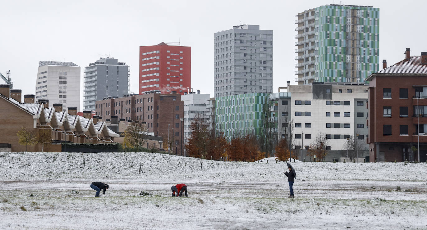 Fotos: La nieve complica el domingo en Vitoria y Álava