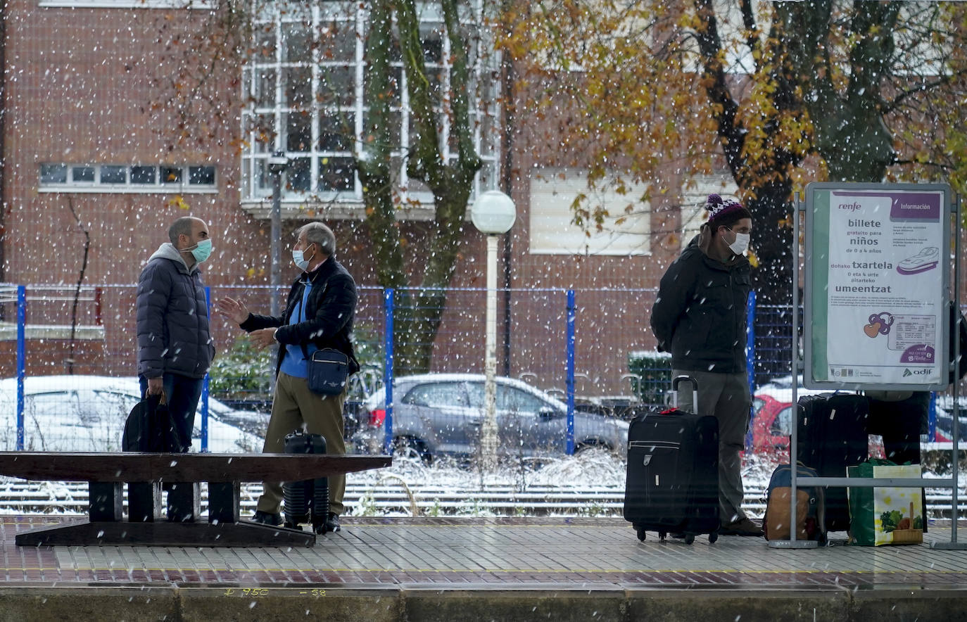 Fotos: La nieve complica el domingo en Vitoria y Álava