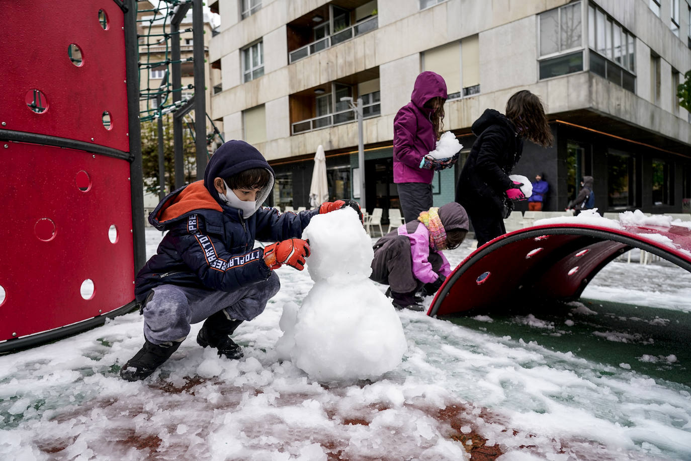 Fotos: La nieve complica el domingo en Vitoria y Álava