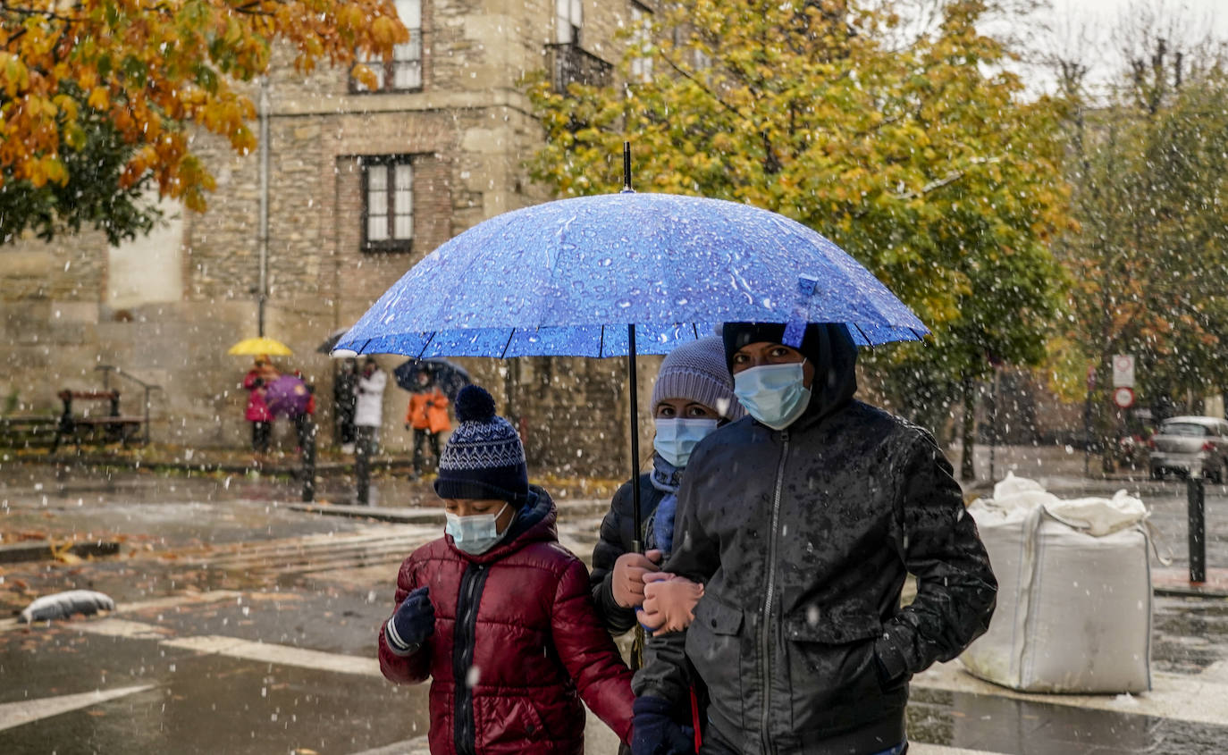 Fotos: La nieve complica el domingo en Vitoria y Álava