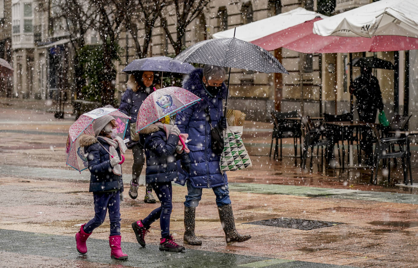 Fotos: La nieve complica el domingo en Vitoria y Álava