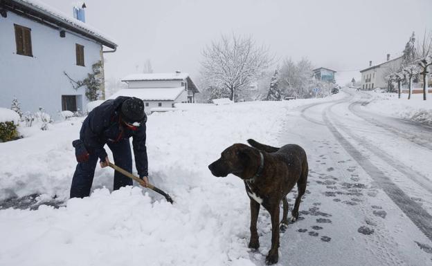 La nieve y el hielo complican el tráfico en varios puertos de Álava