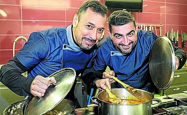 De izquierda a derecha, los cocineros David Francés 'Frantxu' y Jorge Fernández de Landa.