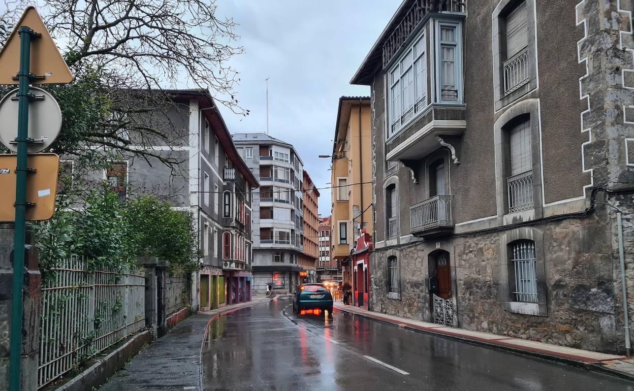El sentido único en la calle Virgen del Carmen permitirá ampliar las aceras y los aparcamientos en las zonas más estrechas. 