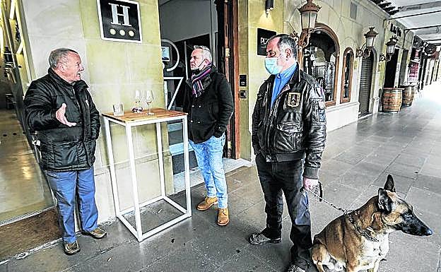 Pío Miguel, Eduardo Lacuesta y Ramón Díaz, con Roy, en Haro. 