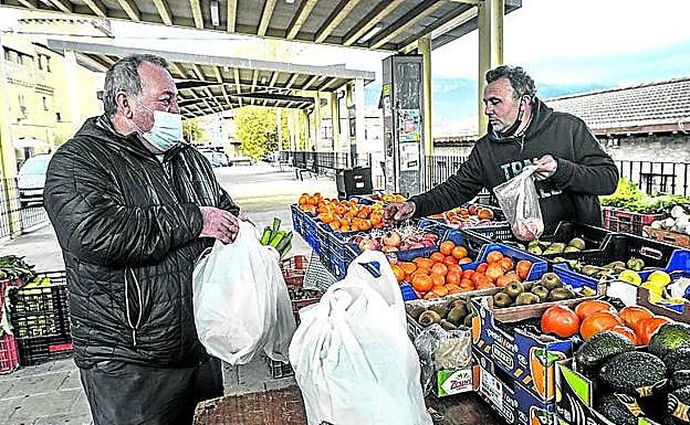 Felipe Puelles llena las bolsas de fruta y verdura en Laguardia. 