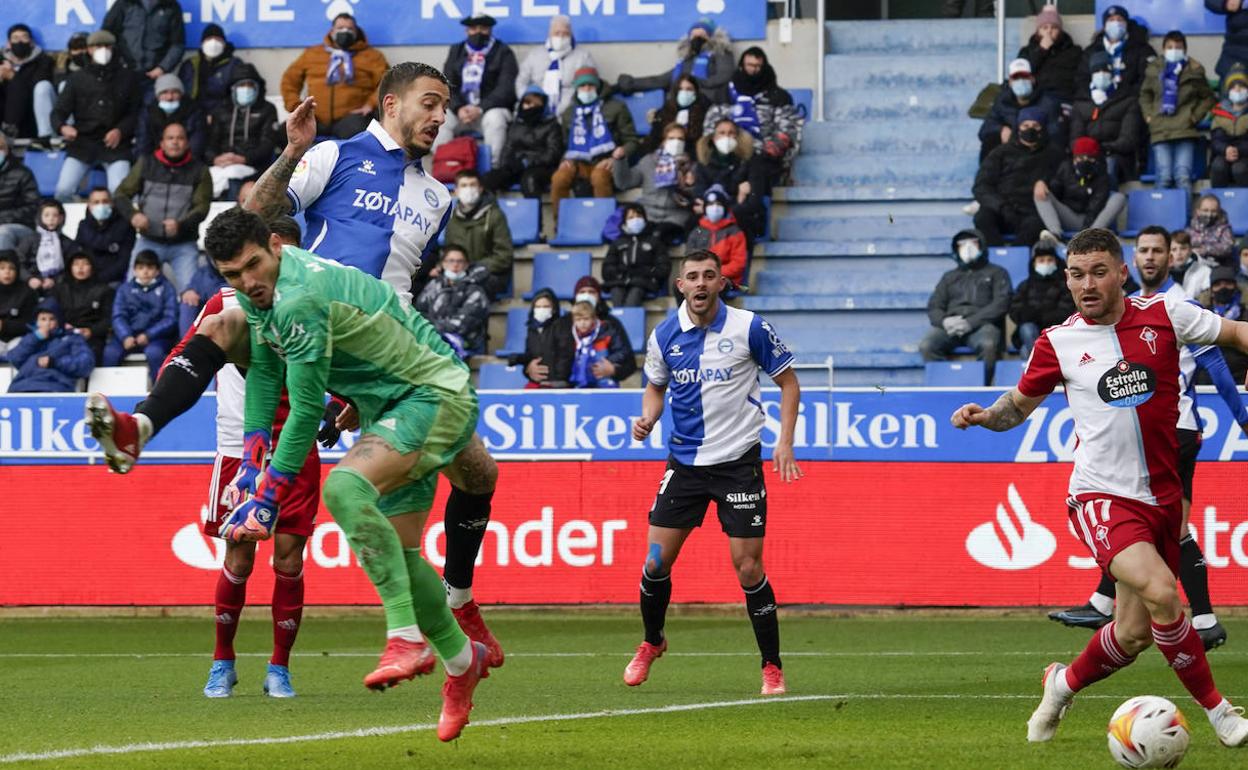 Joselu culmina la jugada del tanto del empate, que le iguala con Javi Moreno como máximo goleador histórico albiazul.