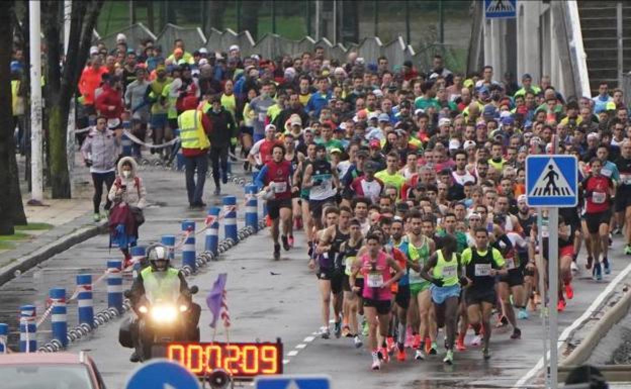 2.000 atletas llenaron la ría de Bilbao en una multitudinaria carrera. 