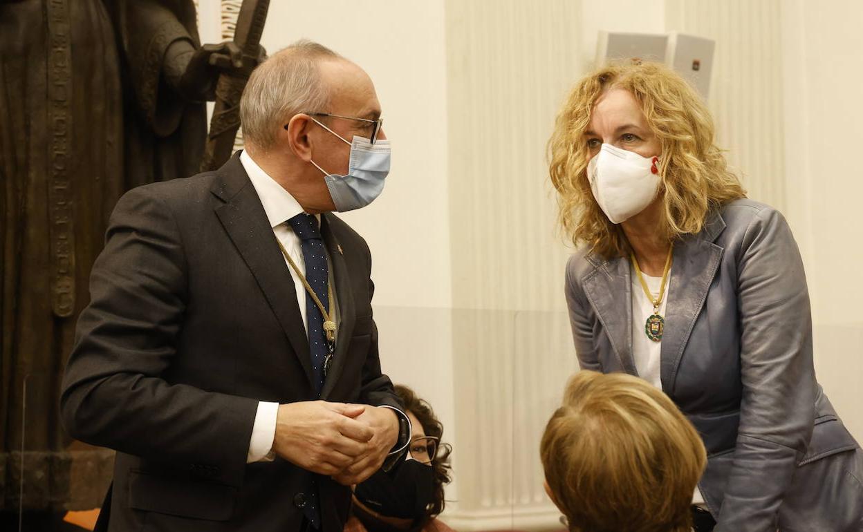 Ramiro González y Cristina González, durante el tradicional pleno de noviembre de las Juntas Generales de Álava