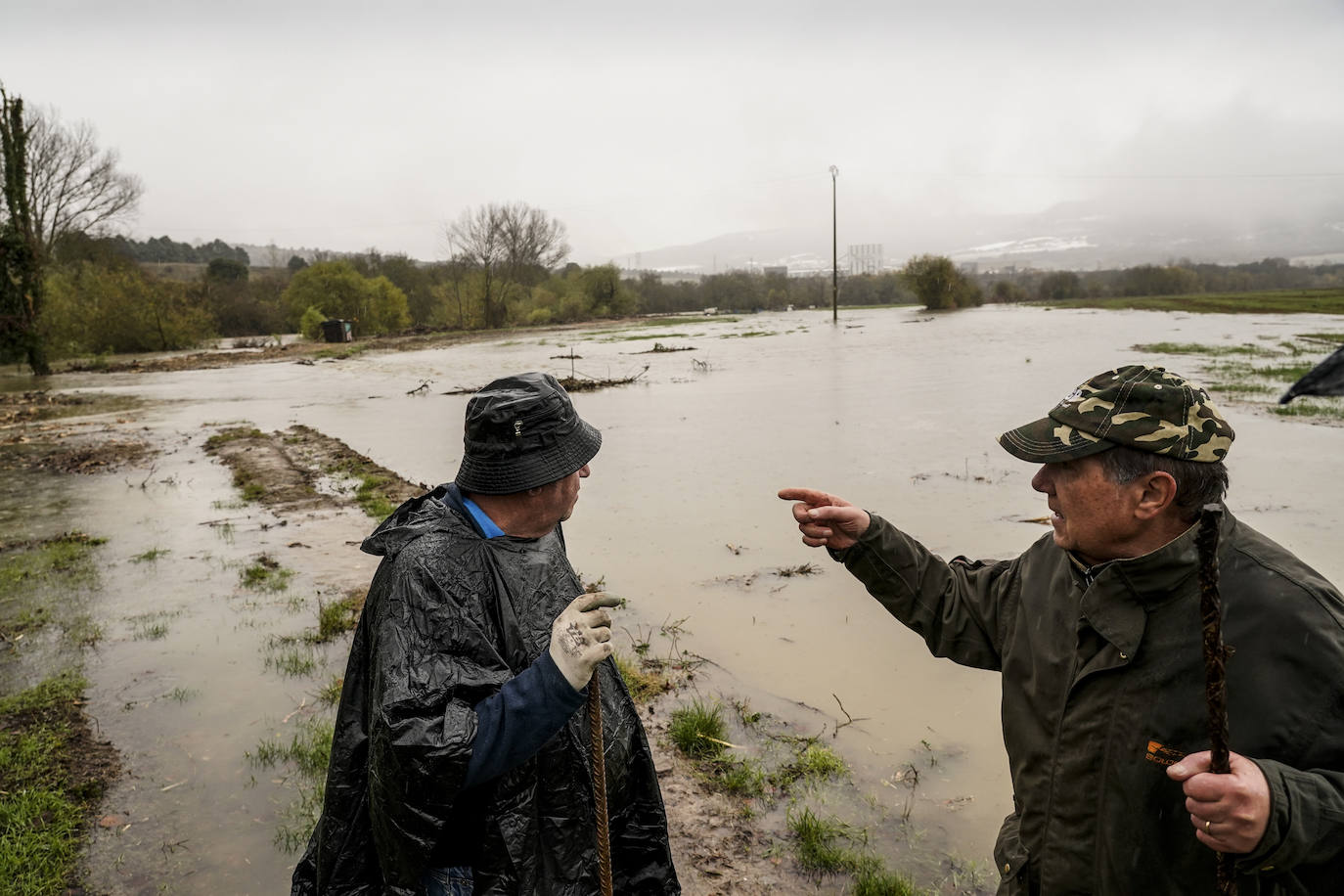 Fotos: El deshielo y las balsas de agua cortan carreteras en Álava y dejan sin colegio a niños de Valdegovía