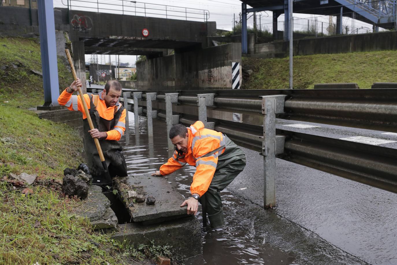 Operarios trabajan en la carretera Sestao-Barakaldo. 