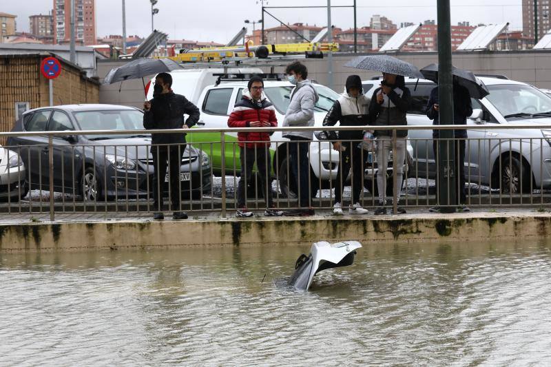 Coches cubiertos por el agua en Zorroza tras el desbordamiento del río Cadagua.