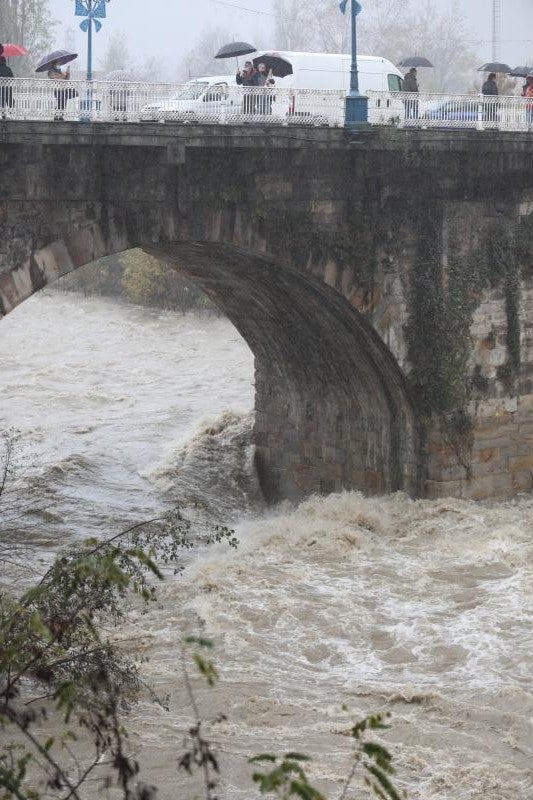 Fotos: Coches cubiertos por el agua, paseos inundados, calles embarradas... Las imágenes que nos está dejando el temporal