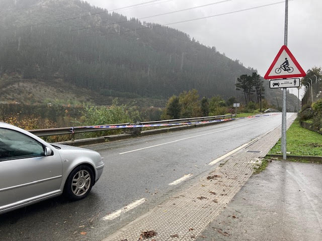 Cortada la Bi6351 a la altura del cementerio de La Quadra.