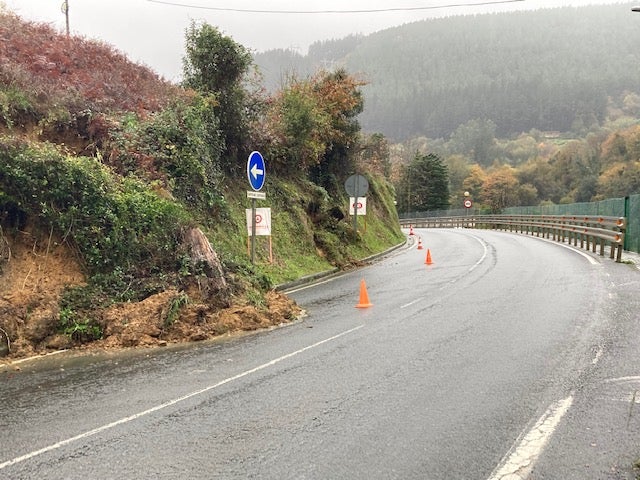 La lluvia ha ocasionado un desprendimiento de tierra en la carretera entre Arbuio (Alonsotegi) y Zaramillo (Güeñes).