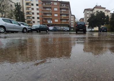 Imagen secundaria 1 - Los efectos del temporal: Aparcamientos desalojados y balsas de agua en Ayala